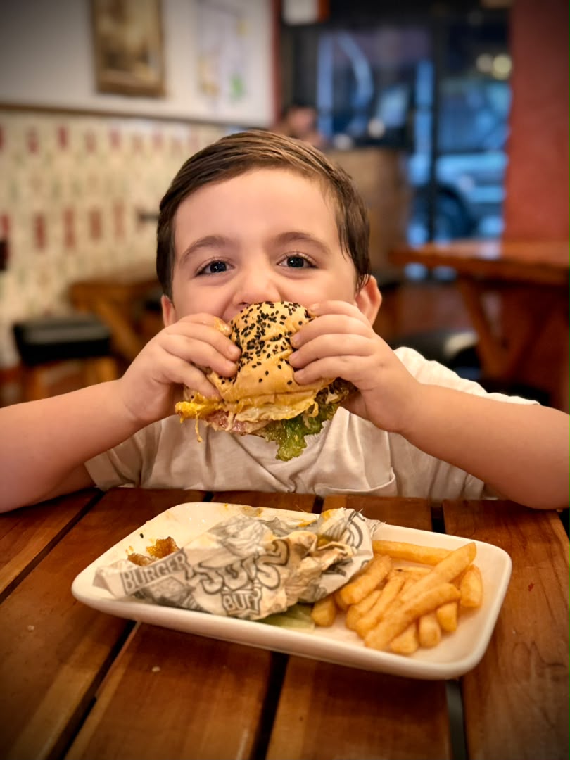 Cliente disfrutando una hamburguesa Juos