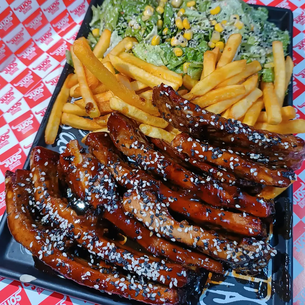 Cliente disfrutando costillas BBQ